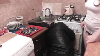 Трах сантехника с фигуристой домохозяйкой на кухне на столе закончился кремпаем