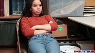 Полицейский заставил длинноволосую няшку сосать и отымел её на стуле и на столе